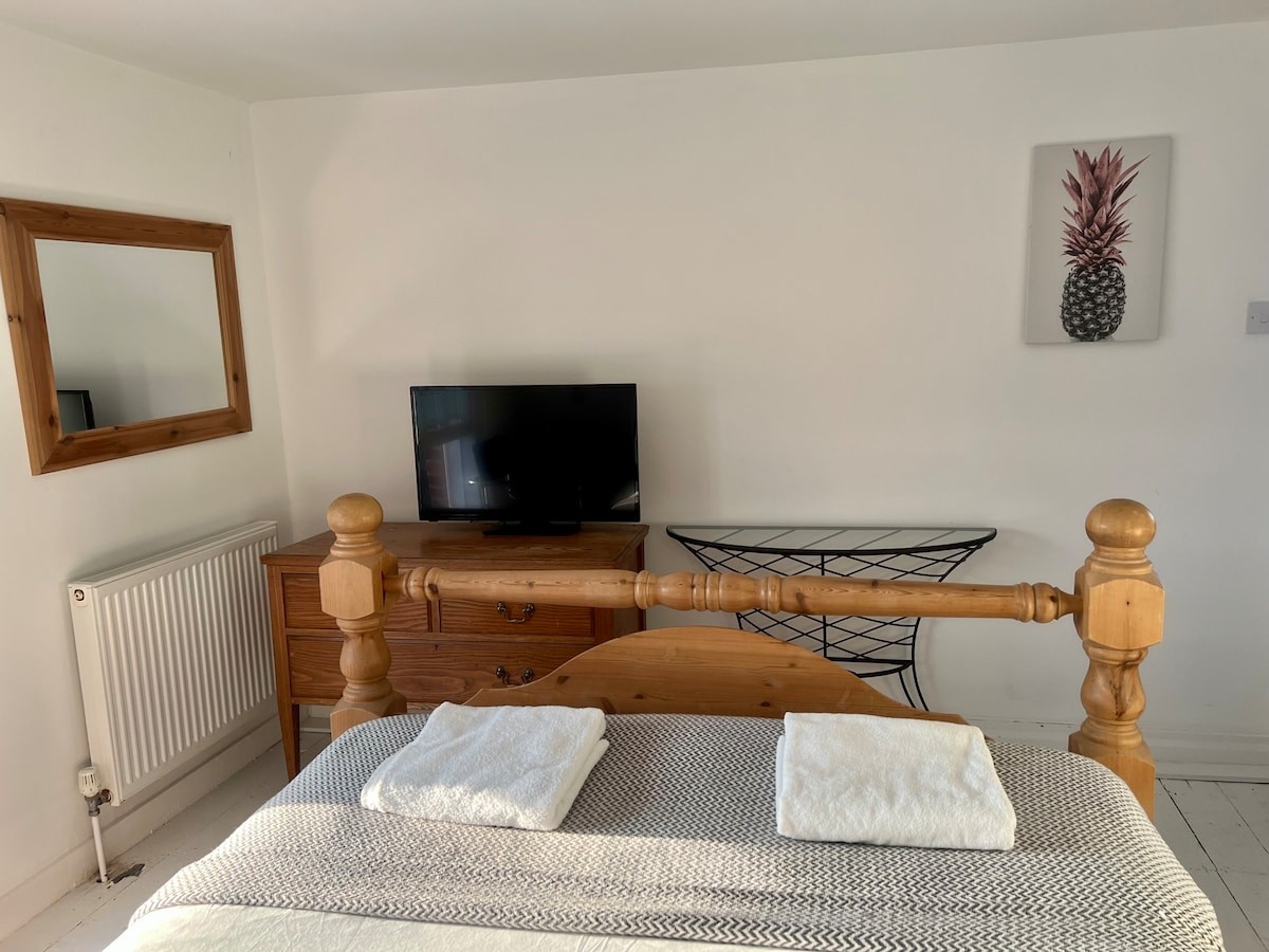 3 Bedroom Cottage, Aldeburgh, Aldeburgh Suffolk, interior photo 7 of 10