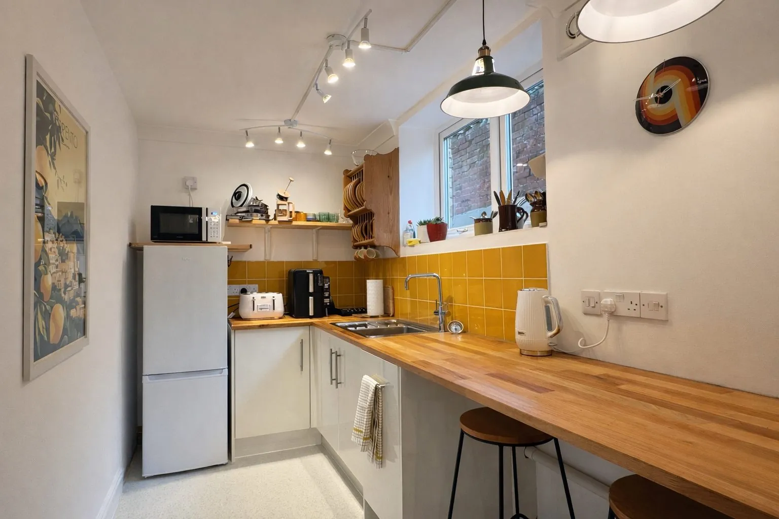 Saxmundham 2 Bedroom Flat, Saxmundham Suffolk, interior photo 2 of 8